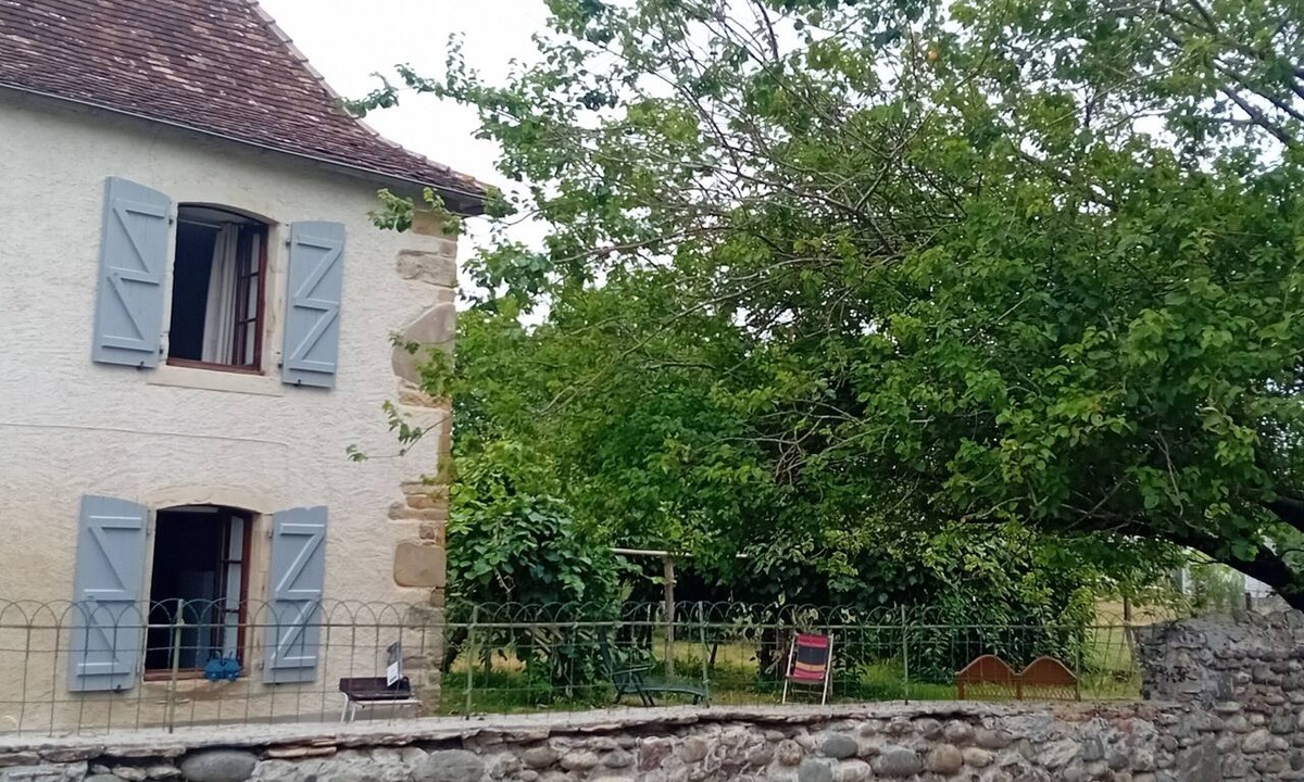 Dognen House | Charming, renovated Béarn-style house between the Pyrenees and the ocean (sleeps 4 to 6).
