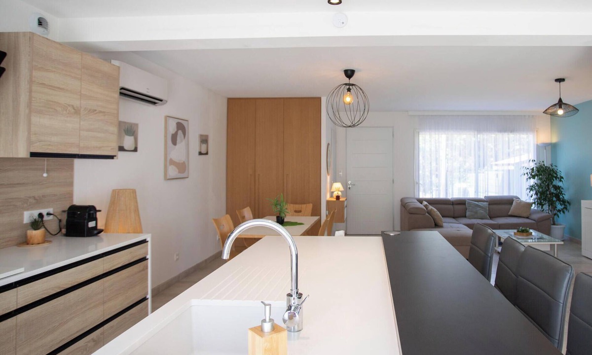 Callian Ski Chalet | Charming Semi-Detached House with Terrace, Private Jacuzzi, and Garden