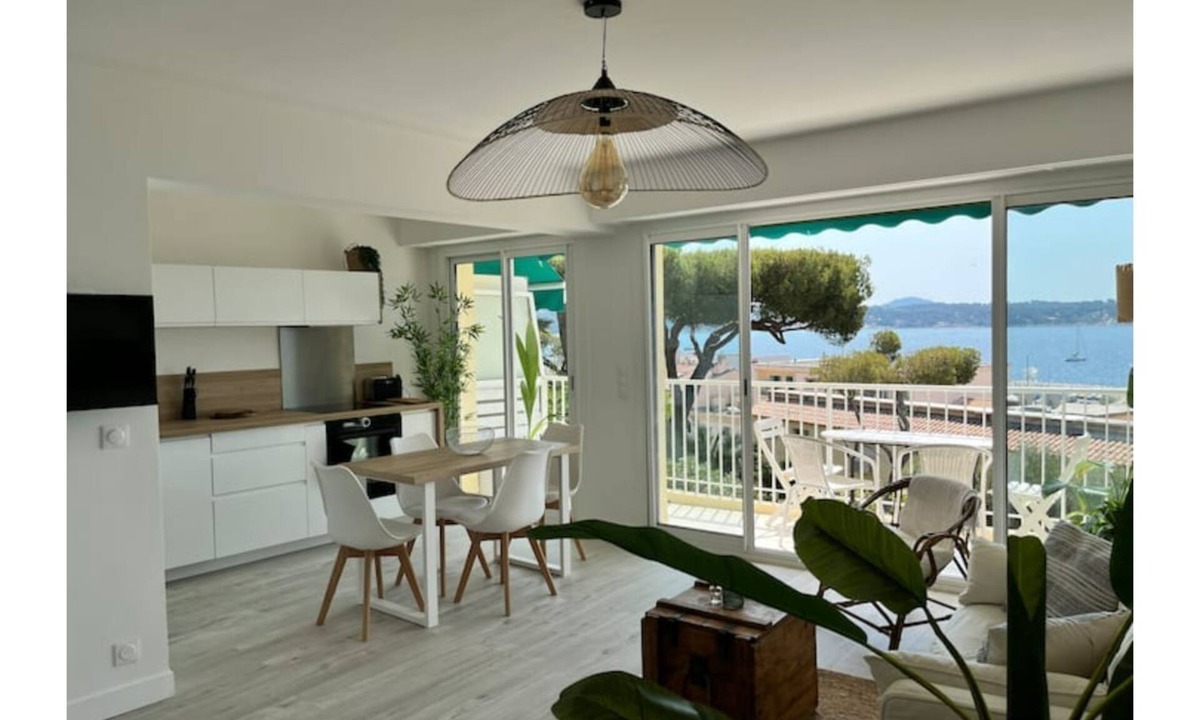 Bandol Apartment | Charming T2, 46m2, central : view, parking, sea 200m away