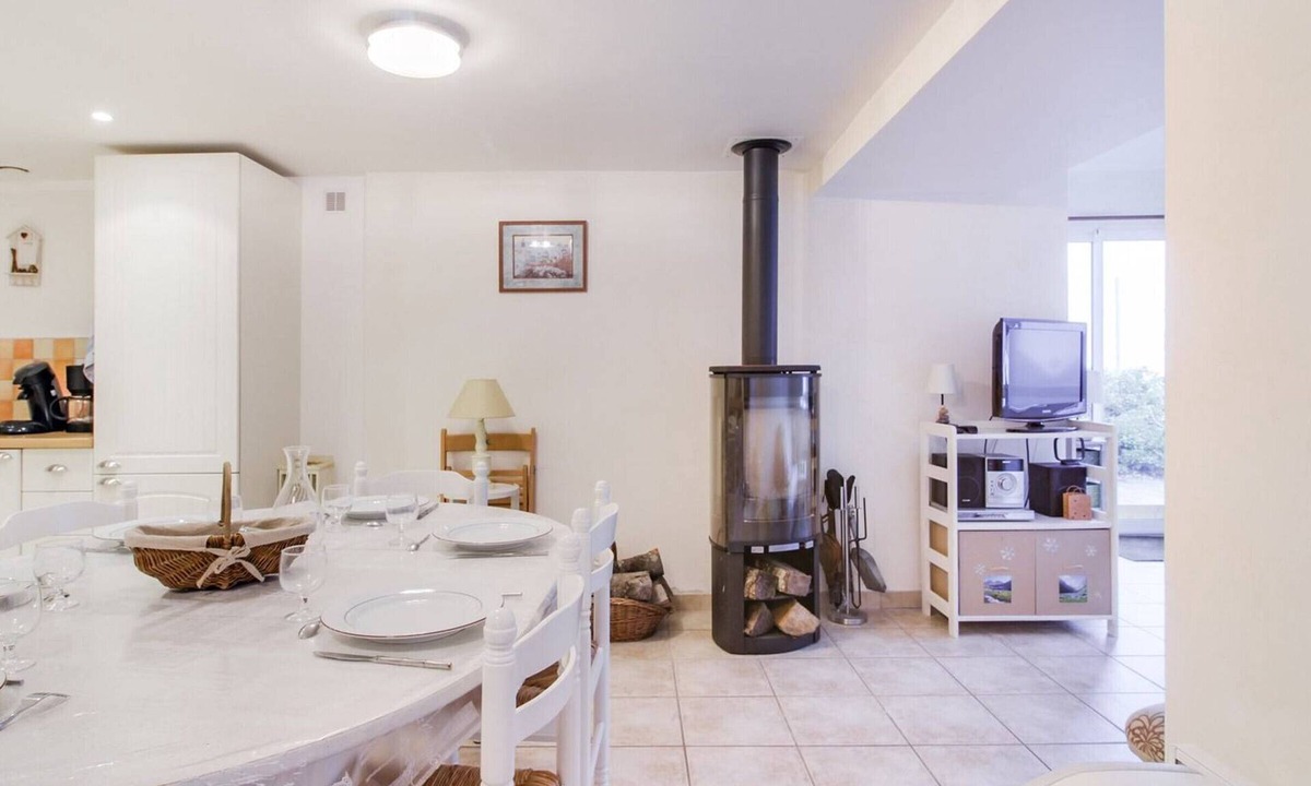 Betpouey House | Charming Village House, Sleeps 8, Large Terrace, 3 Ski Resorts Nearby