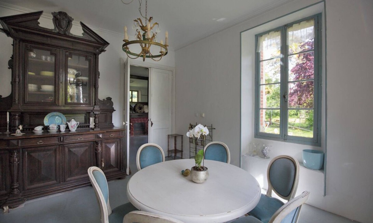 Barbachen House | Château Lestéou's romantic suite with salon and view of the Pyrenees mountain range