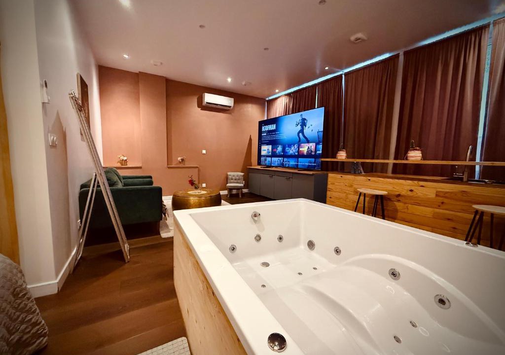 Quartier Beauregard-Boufflers-Buthegnemont-Boudonville Apartment | Colline, La suite jacuzzi cinéma privé