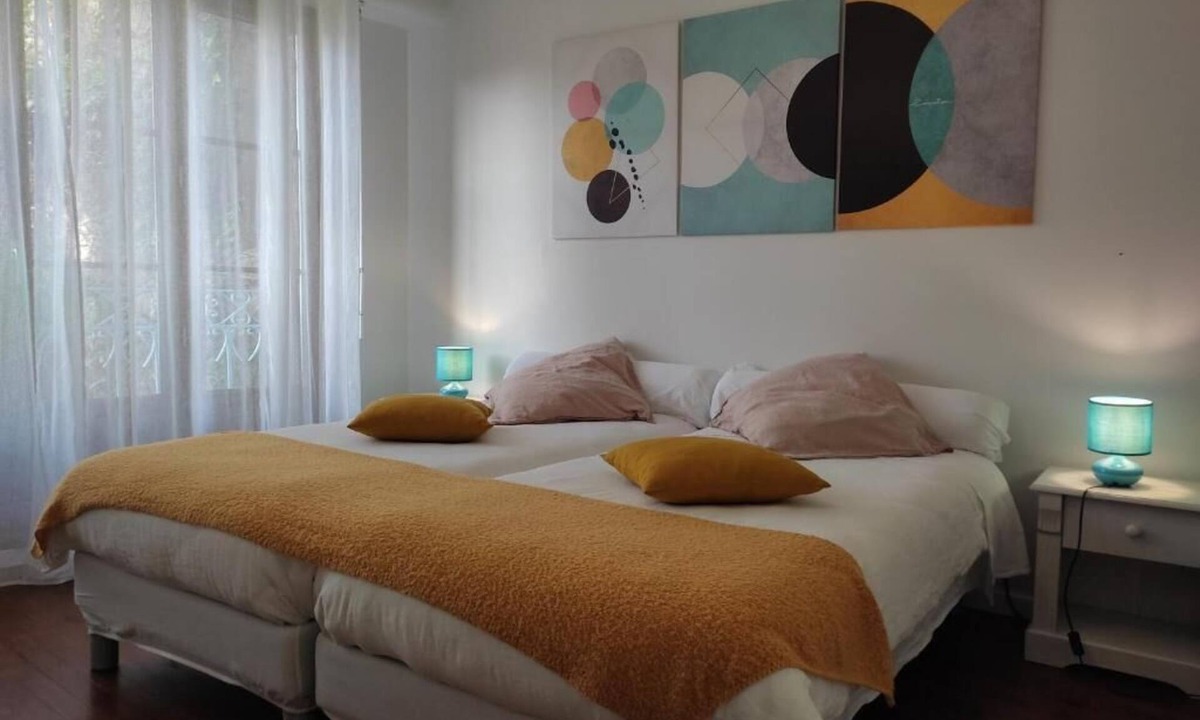 Oloron-Sainte-Marie Bed & Breakfast | Colorful Twin Room - ASPE