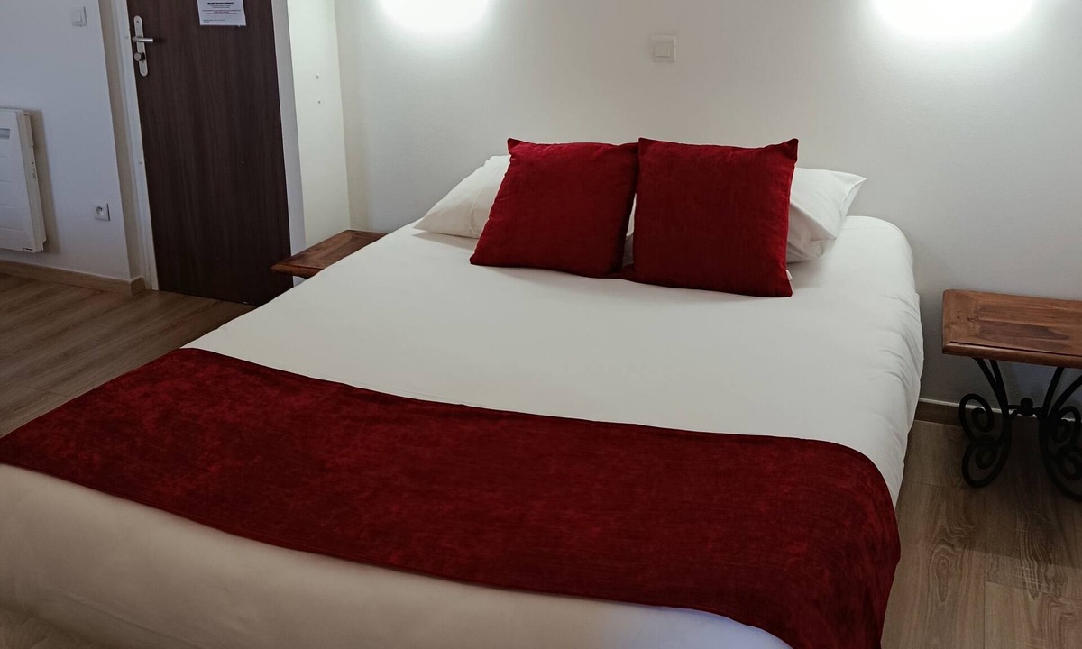Digne-les-Bains Hotel | Comfort and Relaxation! Free Parking, Minutes to La Malmaison Art Center