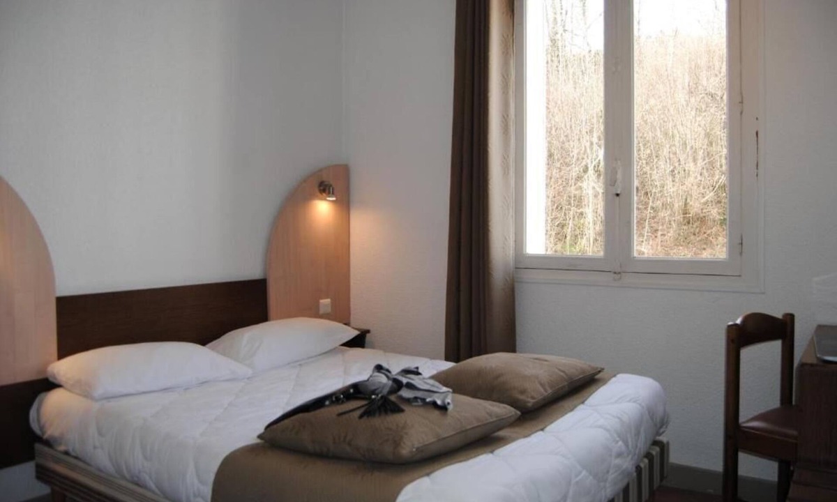 Lourdes Hotel | Comfort Stay! Peaceful Retreat near Gazost! Parking, Onsite Restaurant!
