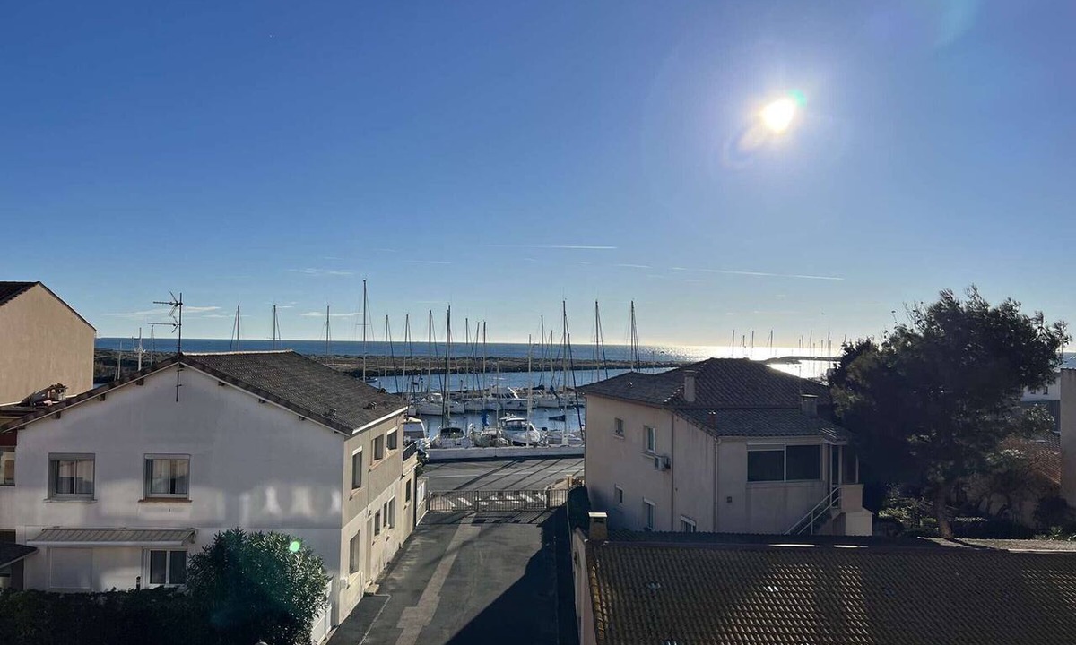 Valras-Plage Apartment | Comfortable 1BR with A/C, balcony, secure parking, near beach and shops