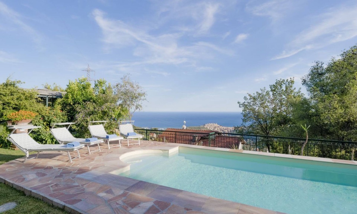 Cason della Guardia Apartment | Comfortable apartment of 260 sqm, able to accommodate up to 10 people, located in a panoramic area above Imperia, surrounded by olive trees. The view from the terrace is magnificent!The accommodation is equipped with every comfort, including the presence