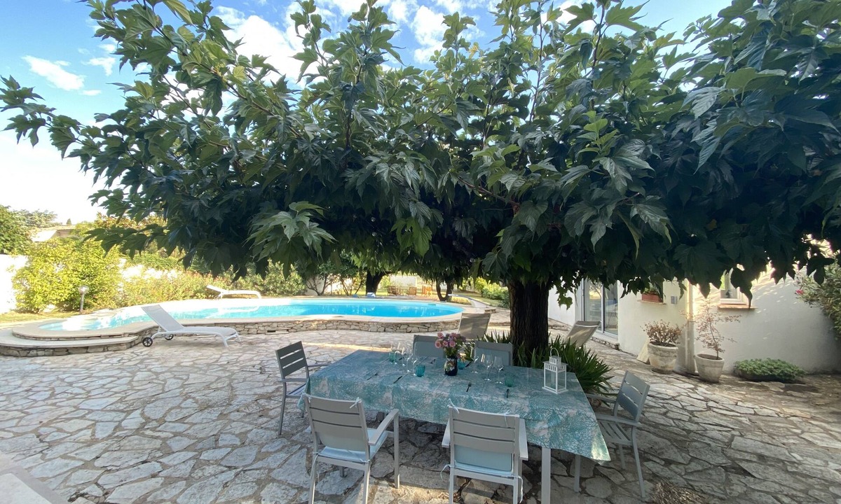 Domazan Villa | Comfortable country house with pool and garden in wine-growing village near Avignon