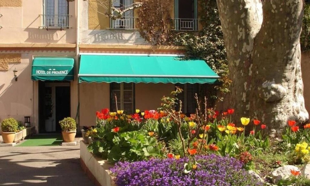 Digne-les-Bains Hotel | Comfortable Stay with Free Parking | Close to Terain de pétanque