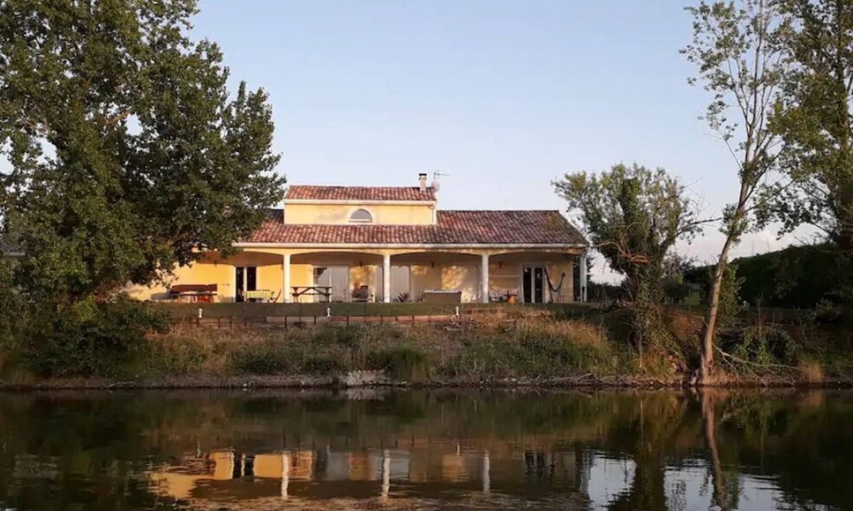 Lespinasse House | Contemporary house with heated swimming pool on the edge of a private lake. paradise