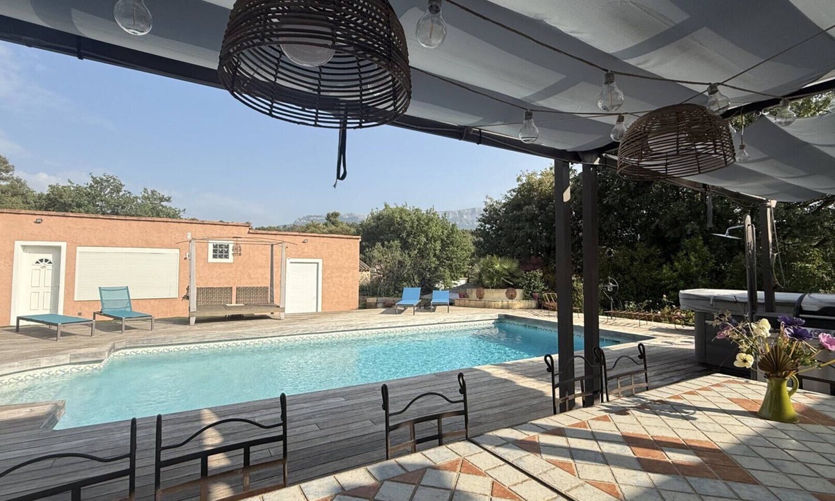 Nans-les-Pins Bed & Breakfast | 'Coquelicot' Guest Room with Mountain View, Wi-Fi and Air Conditioning