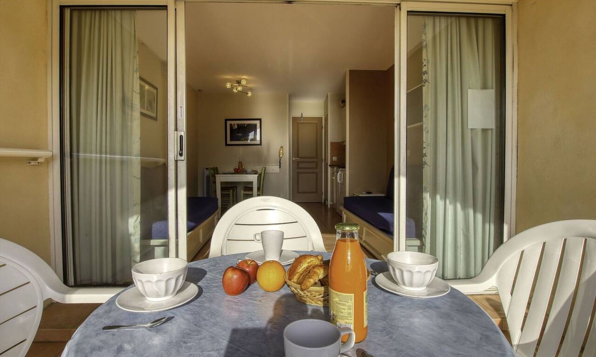 Six-Fours-les-Plages Apartment | Cosy apartment for 4 people with pool, WIFI, TV, patio and pets allowed