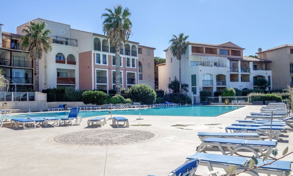 Six-Fours-les-Plages Apartment | Cosy apartment for 5 people with pool, WIFI, TV, patio and pets allowed