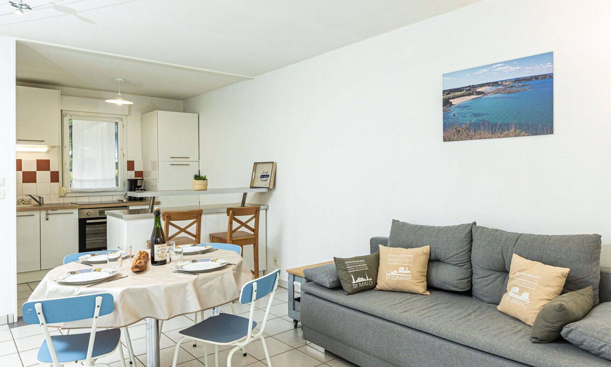 Pleurtuit Apartment | Cosy apartment for 4 people with WIFI, TV and terrace