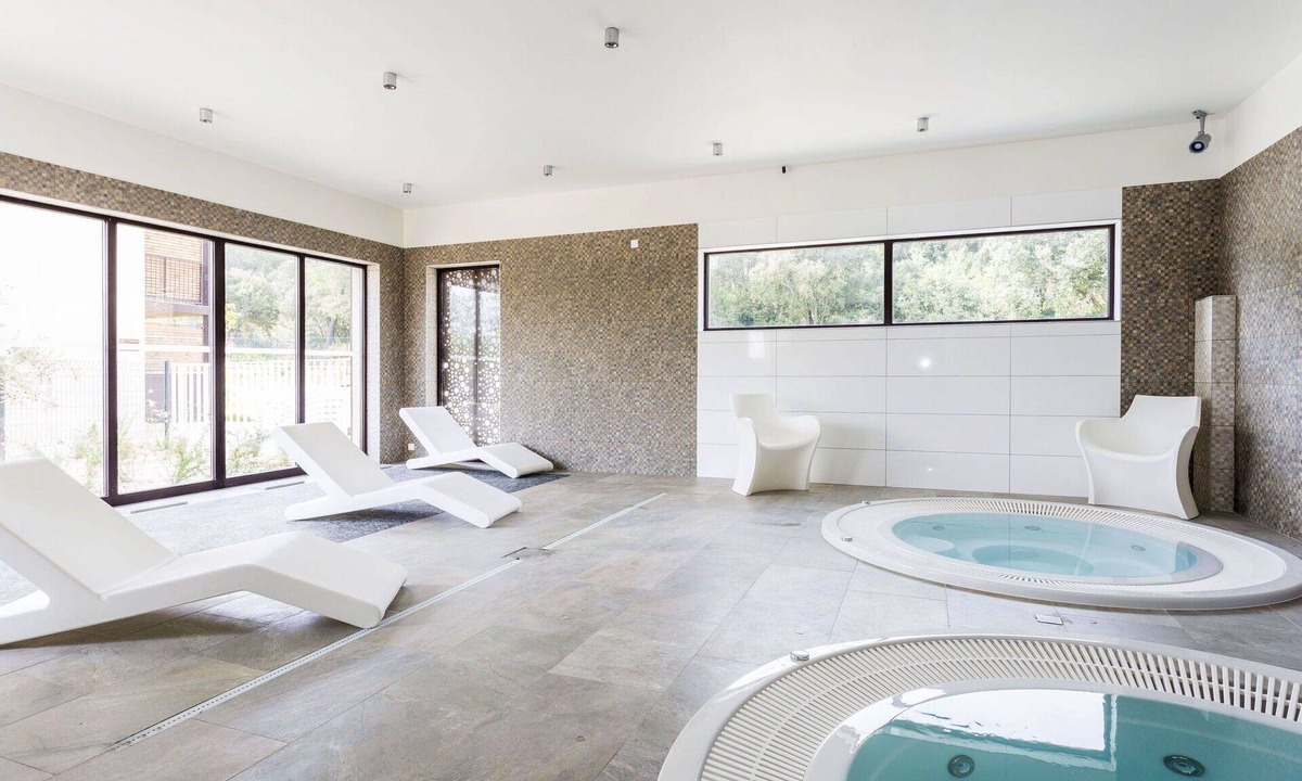 Remoulins Apartment | Cosy apartment for 4 guests with WIFI, pool, A/C, hot tub, TV, balcony, pets allowed and parking
