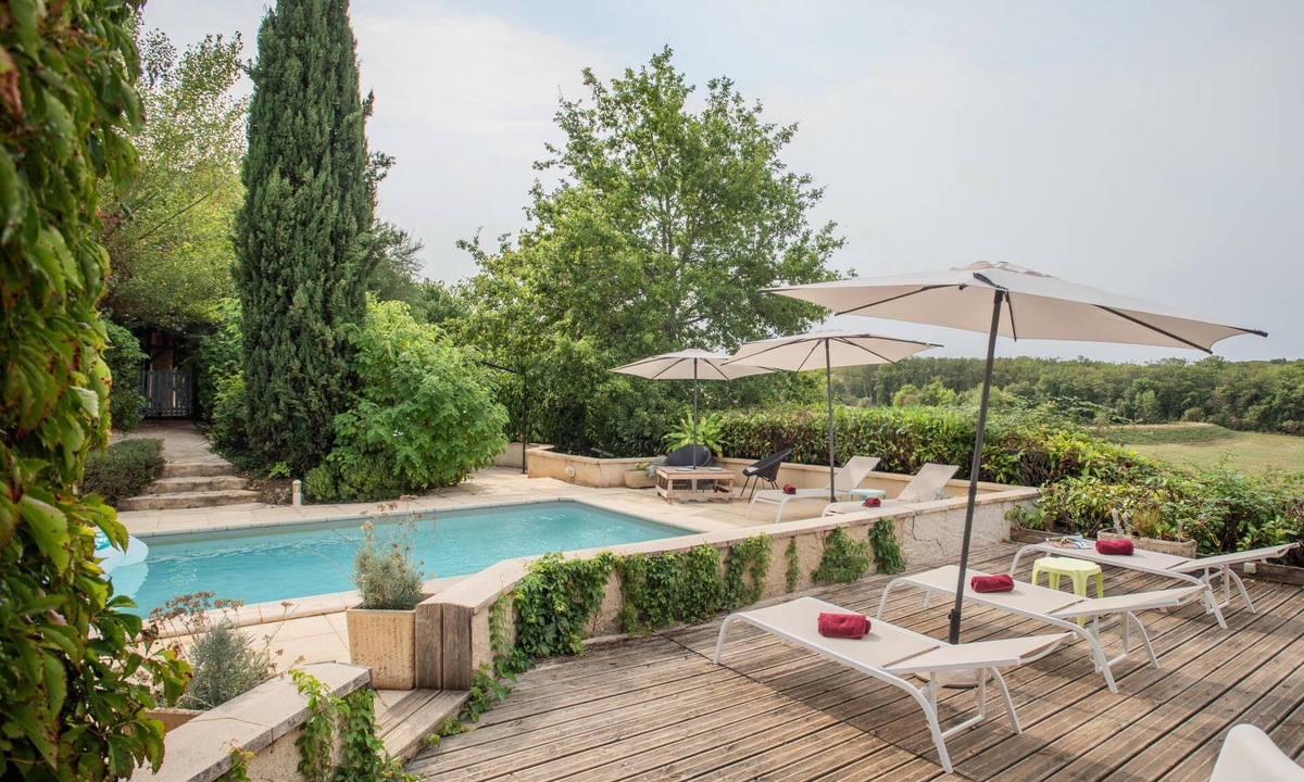 Degagnac House | Cosy holiday home with shared pool