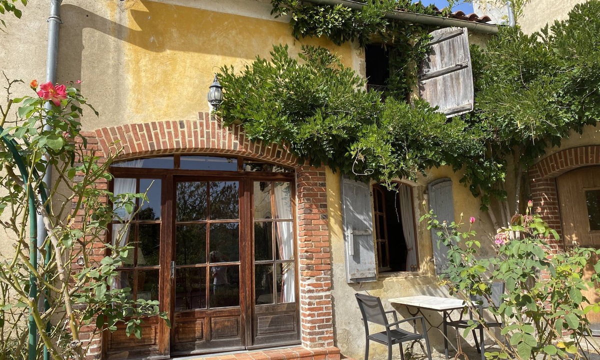 Lascazeres Cottage | Cosy one bedroom Gite, with Pool. MADIRAN