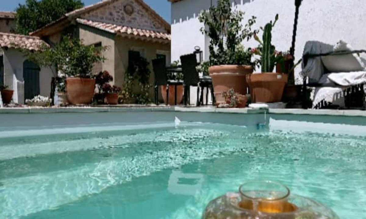 Sollies Pont Cabin | Cosy Provencal cottage with pool access.
