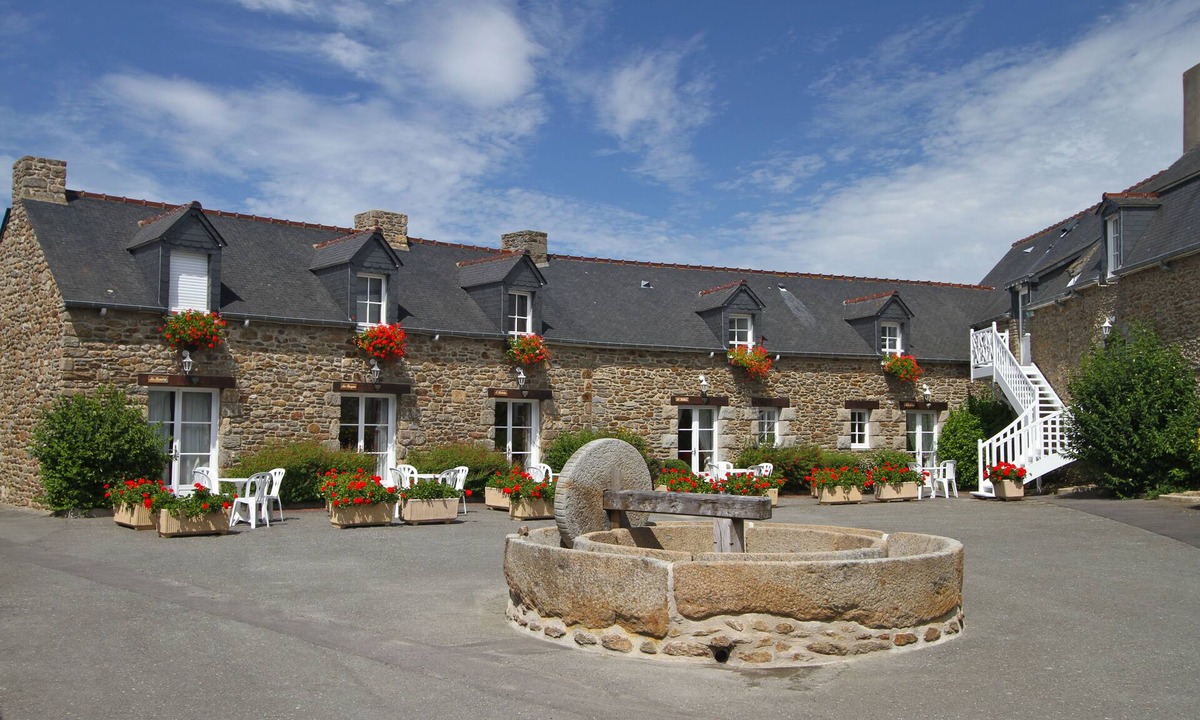 Saint-Jouan-des-Guerets House | COTTAGE IN THE HEART OF A WOODED GARDEN WITH SWIMMING POOL ACCESSIBLE TO ALL OUR GUESTS