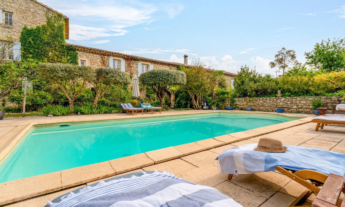 Lussan House | Cottage 'Gite Pour 4 À 6 Personne' with Shared Pool, Shared Terrace and Wi-Fi