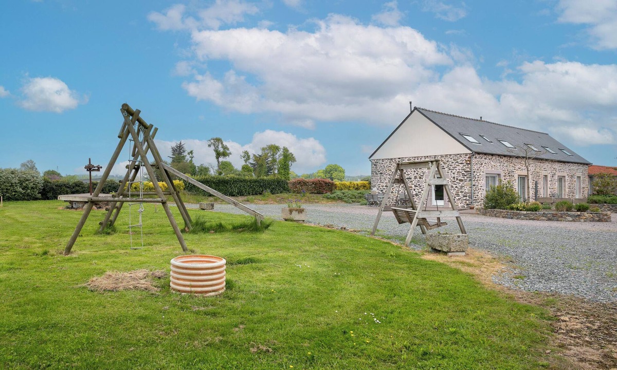 Andel House | Cottage 'Gite Ville Marie' with Private Terrace, Shared Garden and Wi-Fi