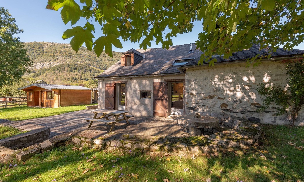 Castet House | Cottage in a Charming Shepherd’s House, Vast Private Land in the Heart of the Pyrenees