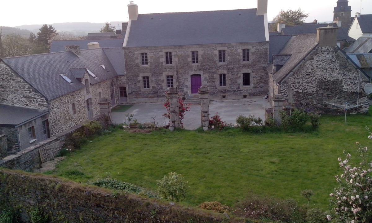 Saint-Thelo House | Cottage in the west wing of a manor at St-Thelo