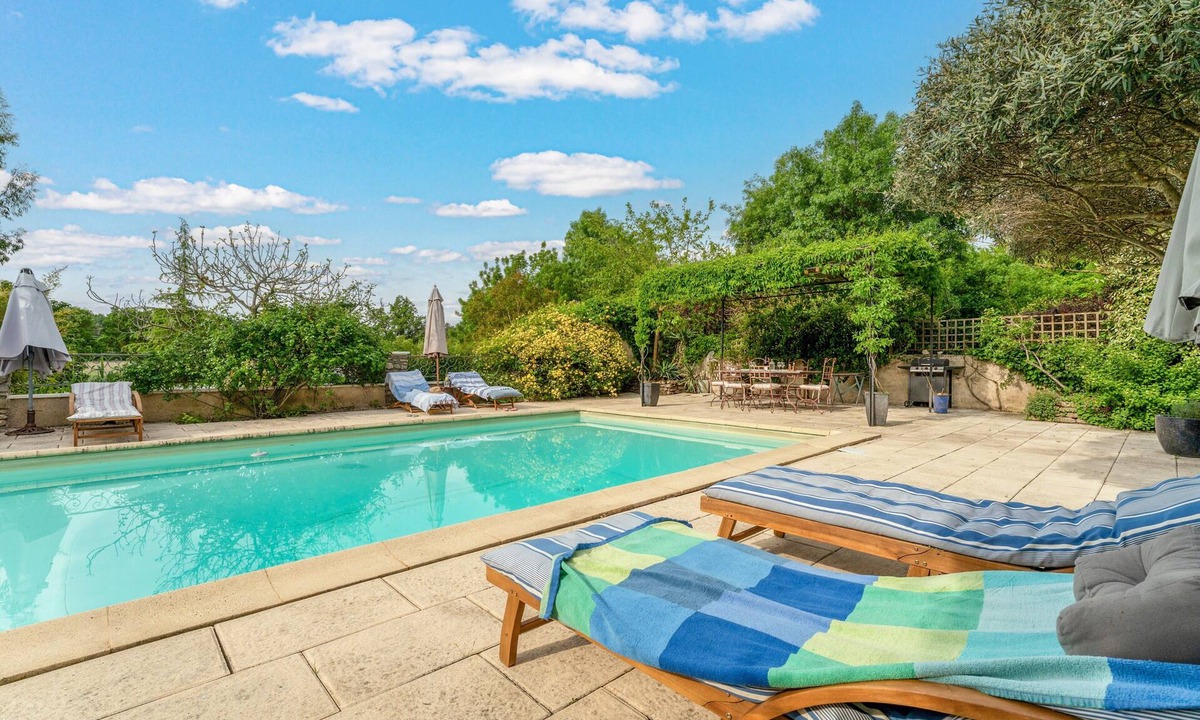 Lussan House | Cottage 'Luxury Lodge For 2 People' with Shared Pool, Wi-Fi and Air Conditioning