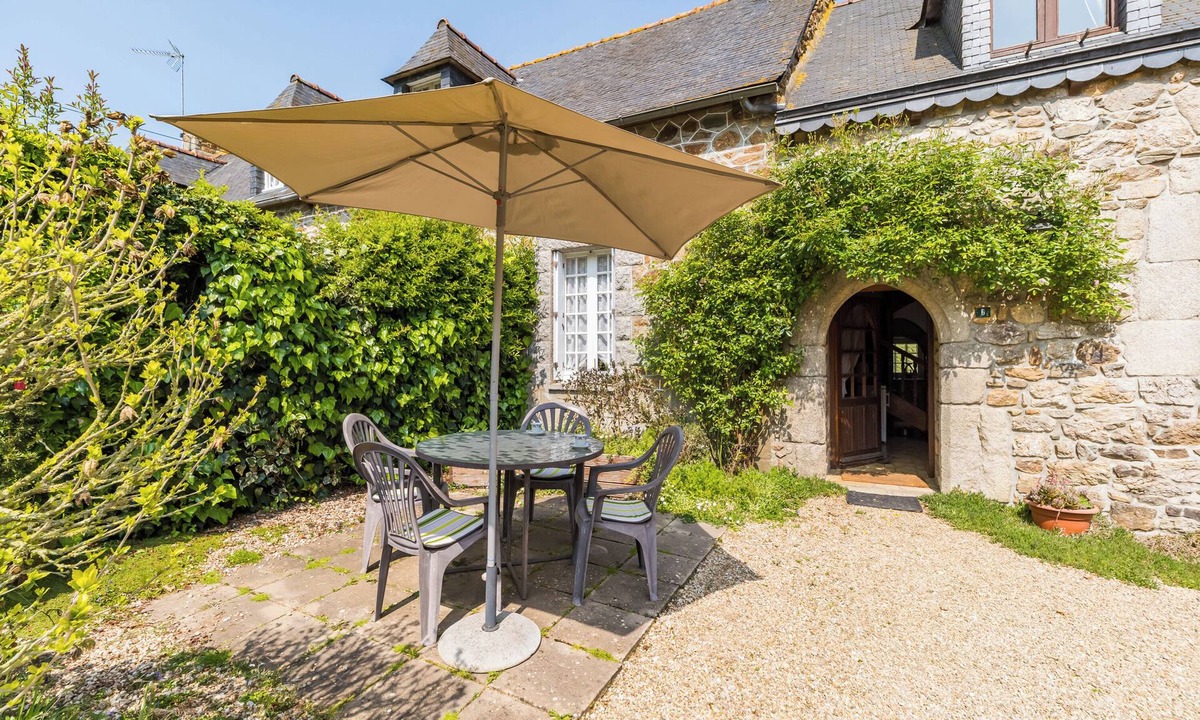 Pommerit-le-Vicomte House | Cottage "Manoir 16ème Siècle Proche Paimpol" with Private Terrace, Private Garden & Wi-Fi