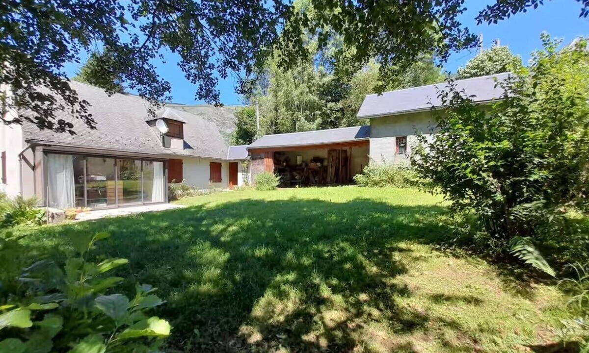 Sainte-Marie-de-Campan House | Cottage, sleeps 6, riverside