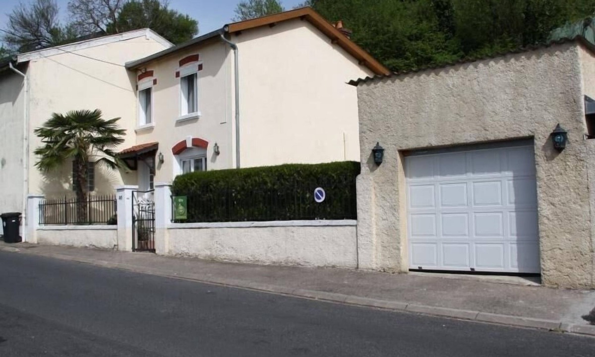 Belleville-sur-Meuse Cottage | Cottage with enclosed garden, terrace and Wi-Fi, near Verdun