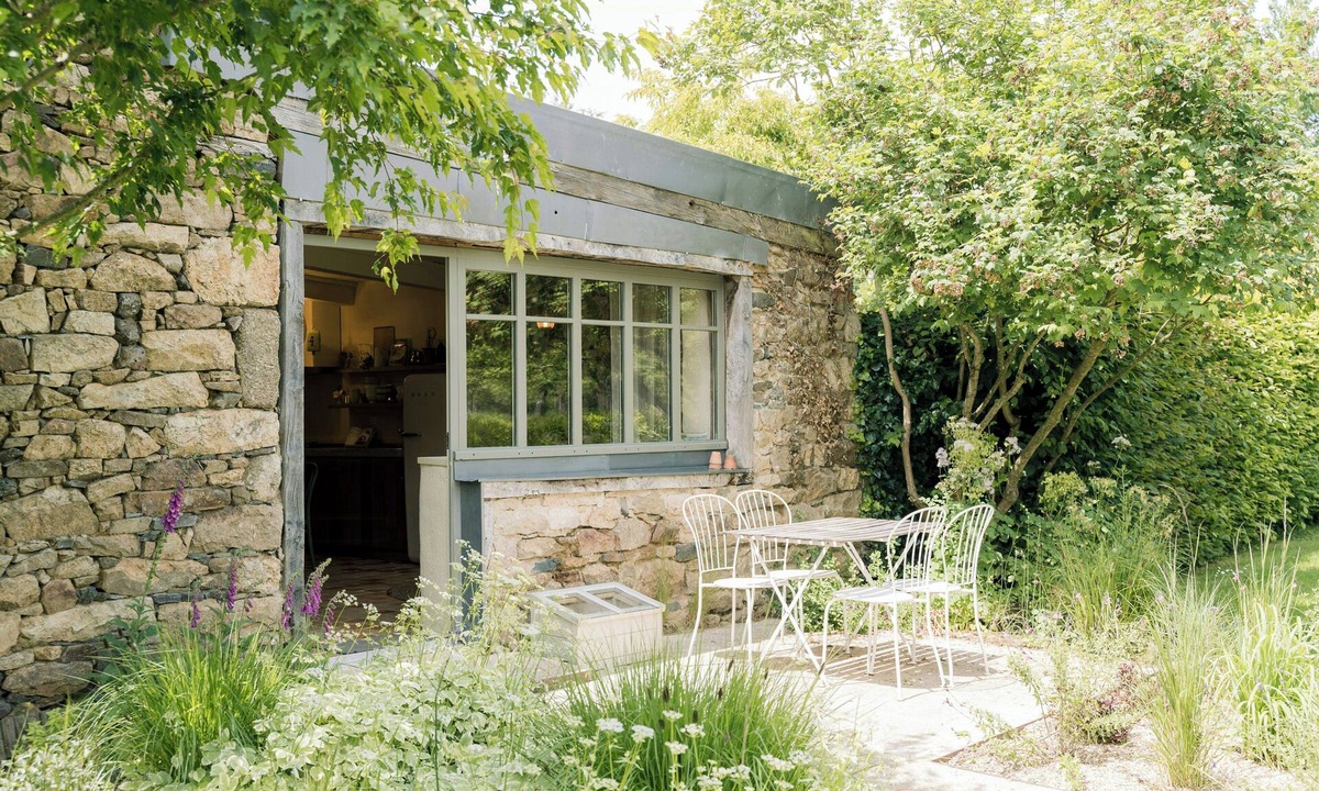 Plelo House | Cottage with glasshouse near Binic