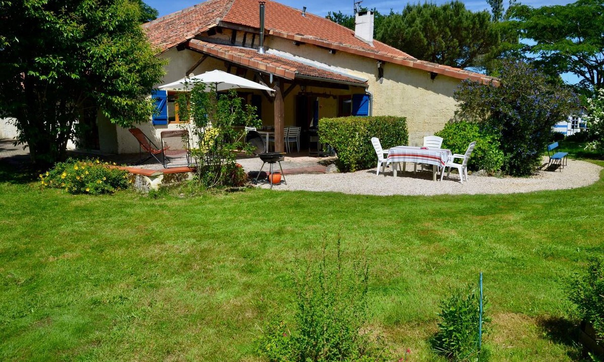 Demu House | Country House 'Peyrouteau, Bucolic Gîte' with Private Pool, Terrace and Wi-Fi