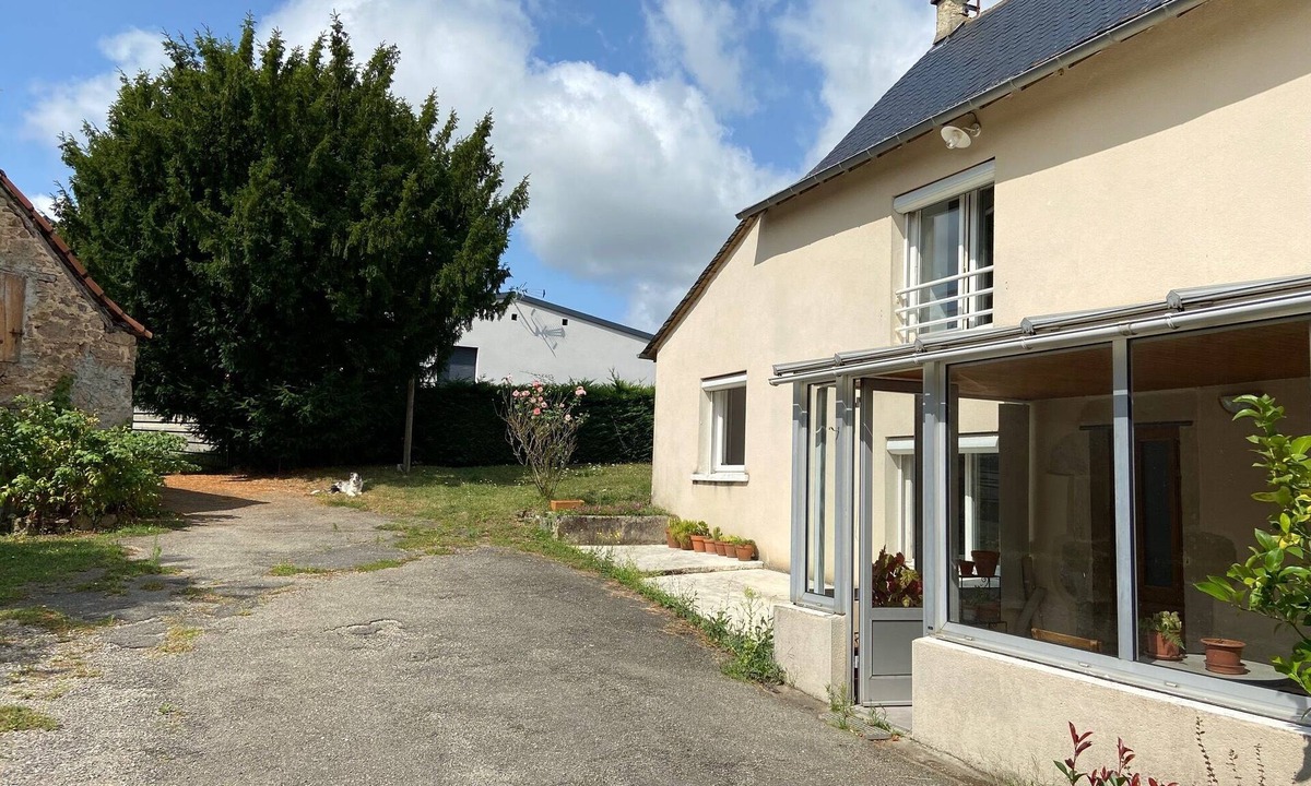 Lanuejouls House | Country house with large private courtyard. Pets welcome.