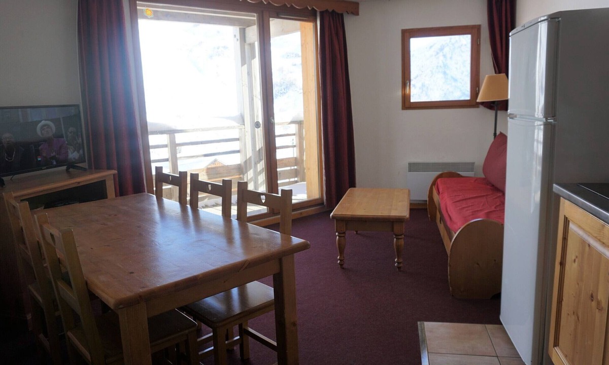 Orcieres-Merlette Apartment | Cozy 2-Room Cabin Apartment for 6 with Balcony in Prime Orcières Location