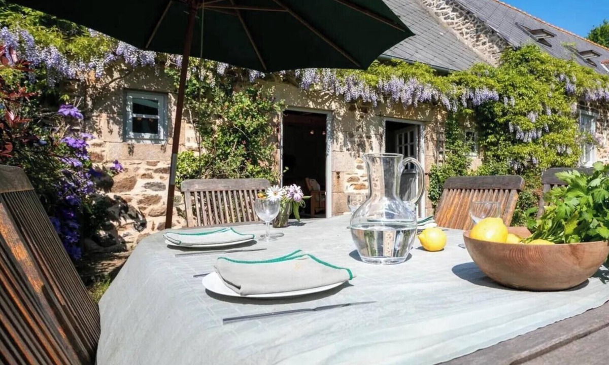 Pommerit-le-Vicomte Apartment | Cozy Breton longhouse with a peaceful garden
