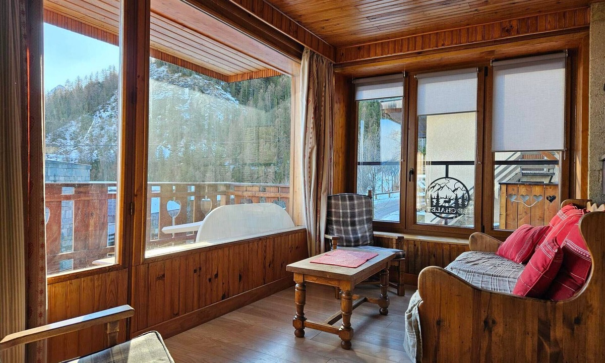 Pra Loup Ski Chalet | Cozy chalet for 9, large balcony, near slopes, private parking