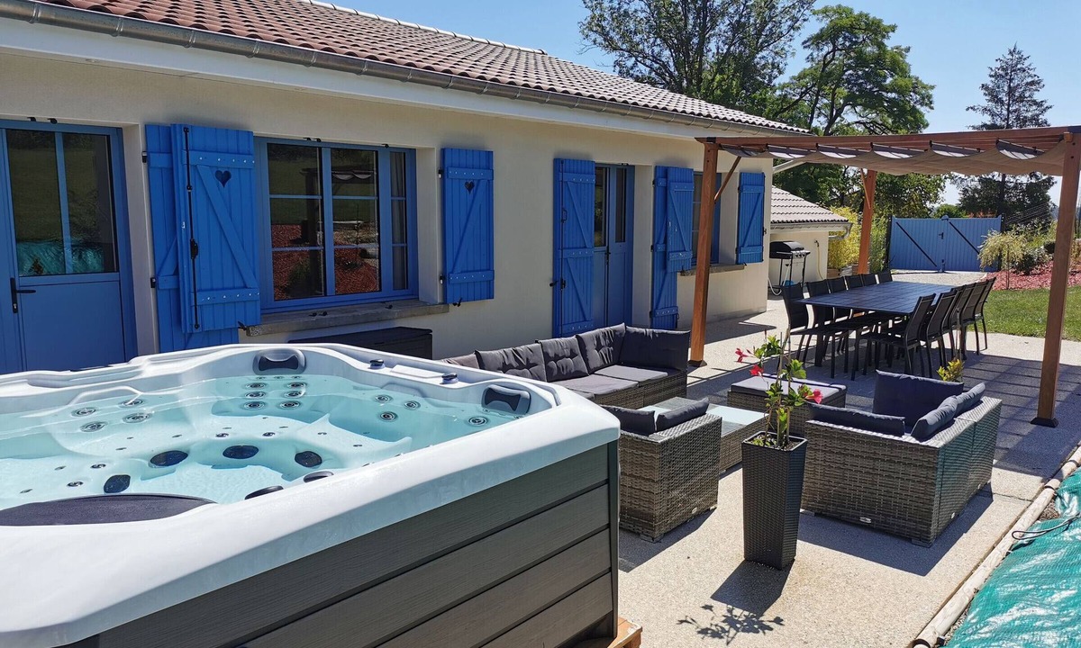 Colombey-les-deux-Eglises Cottage | Cozy Retreat with Outdoor Spa, Petanque, Spacious Garden, and Champagne Vineyard Nearby