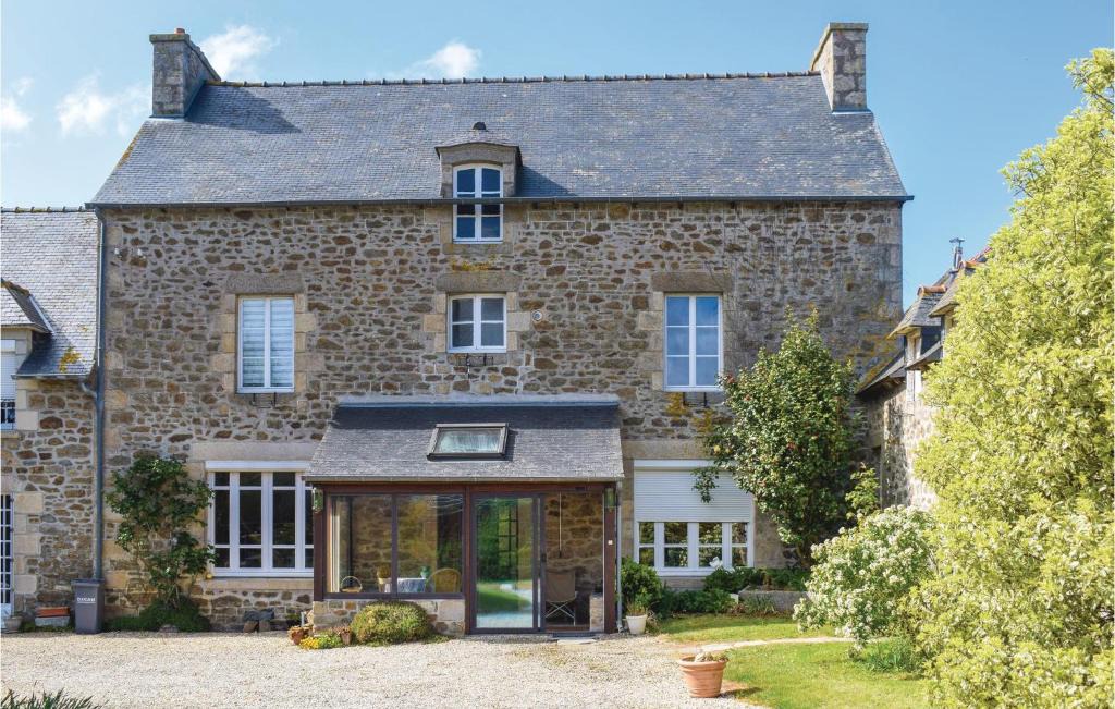 Plancoet House | Cozy Home In Plancoet With Wifi