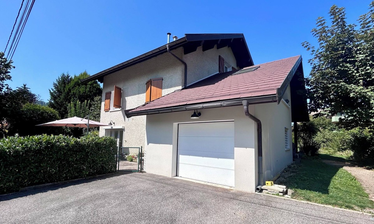 Duingt Apartment | Cozy home on Lake Annecy - walking distance to the beach, private garden, wood-burning stove & mountains