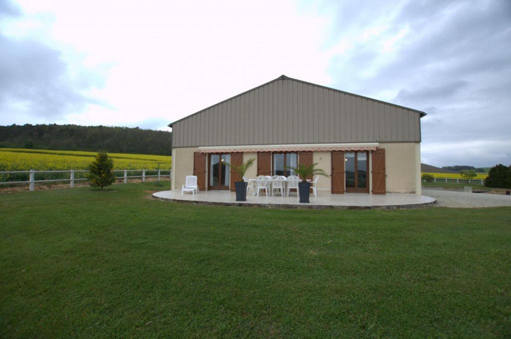 Avirey-Lingey House | Derrière les champs