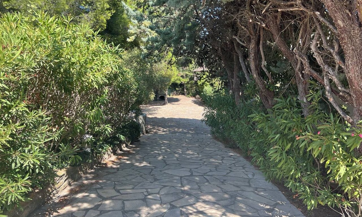 Ollioules Apartment | Detached studio apartment on a large property—in a residential neighborhood near the ocean