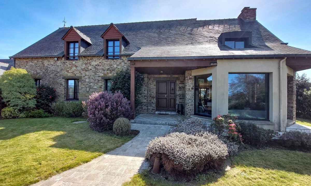 Saint-Coulomb House | Do you dream of vacation near the sea? Then you are exactly right here.