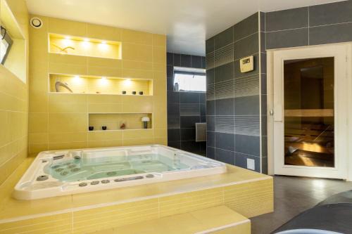 Saint-Hubert House | Domaine de Godchure - Gîte 11 pers Jacuzzi & Sauna