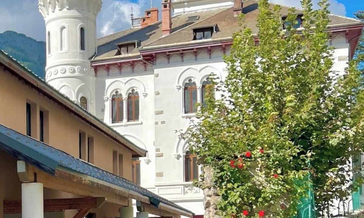 Jausiers Apartment | Duplex 6 pers 2 bedrooms. Heated indoor pool and enclosed garage.