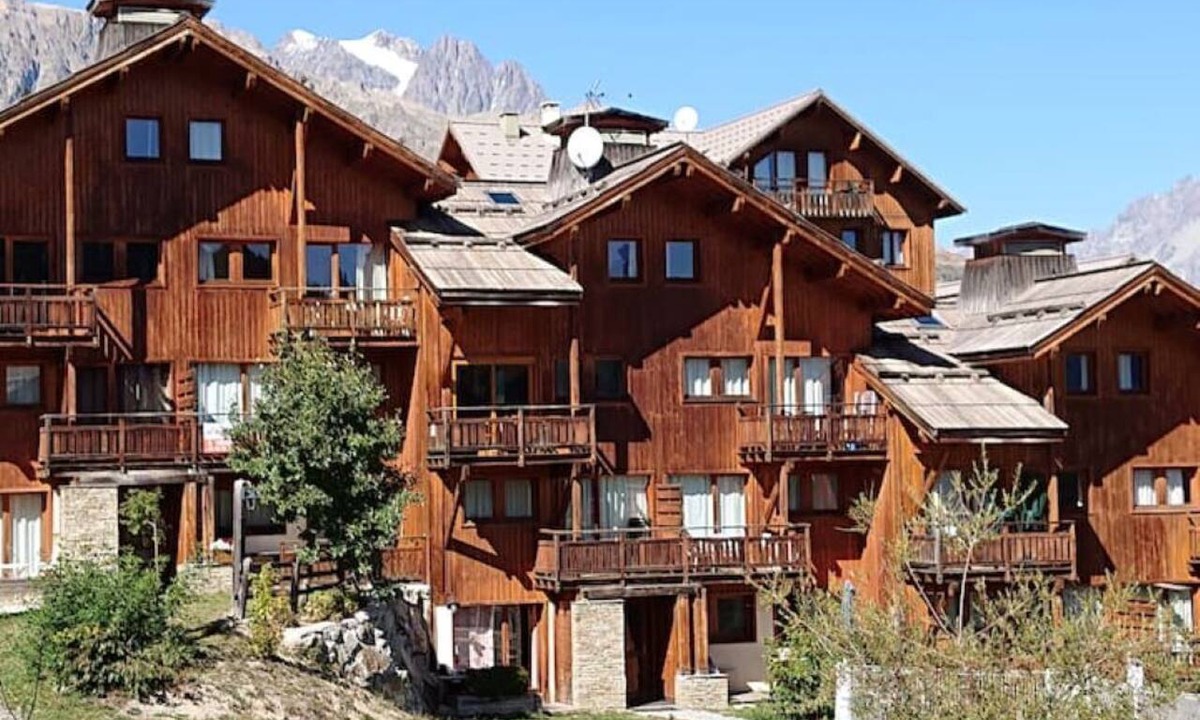 Puy-Saint-Vincent Apartment | Duplex des Ecrins T5, skiing at the foot of the slopes, hiking and nature in summer and winter
