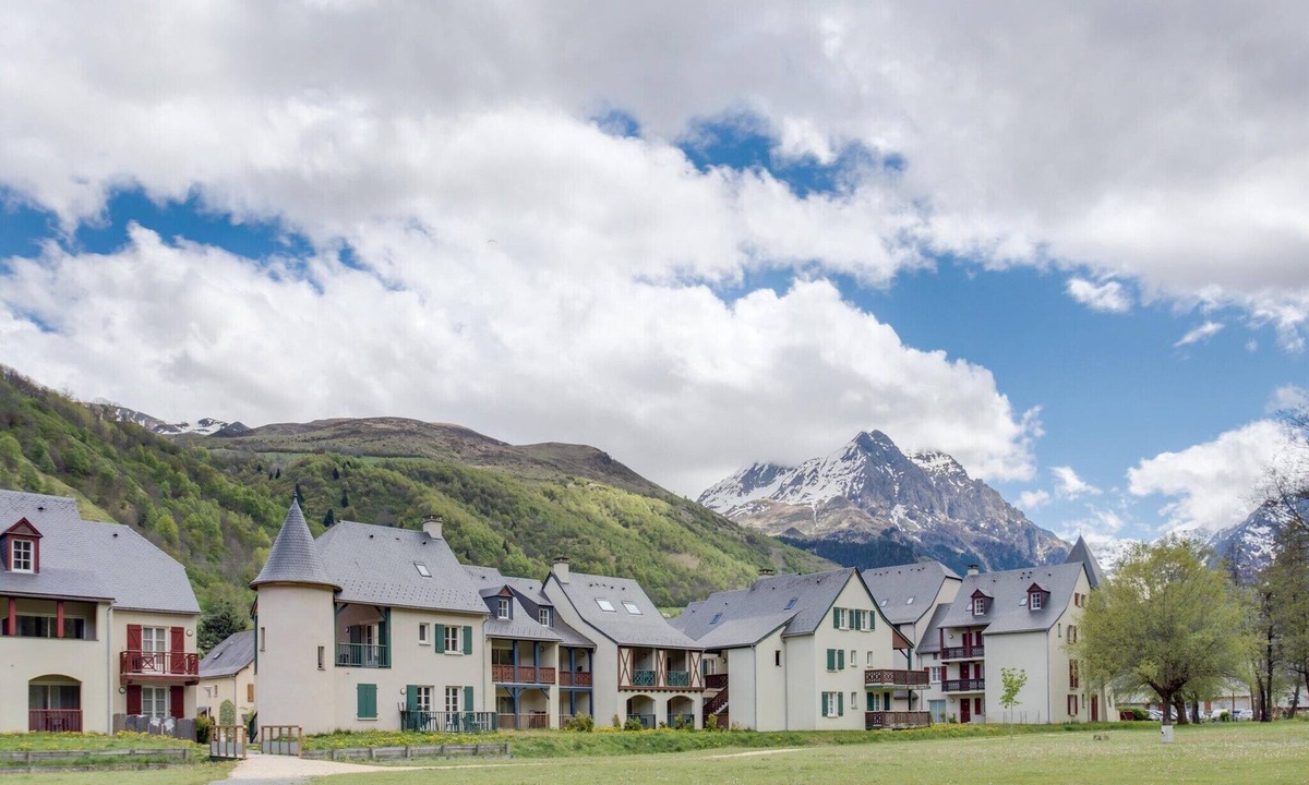 Peyragudes Apartment | Duplex Family Stay for 10, Loudenvielle