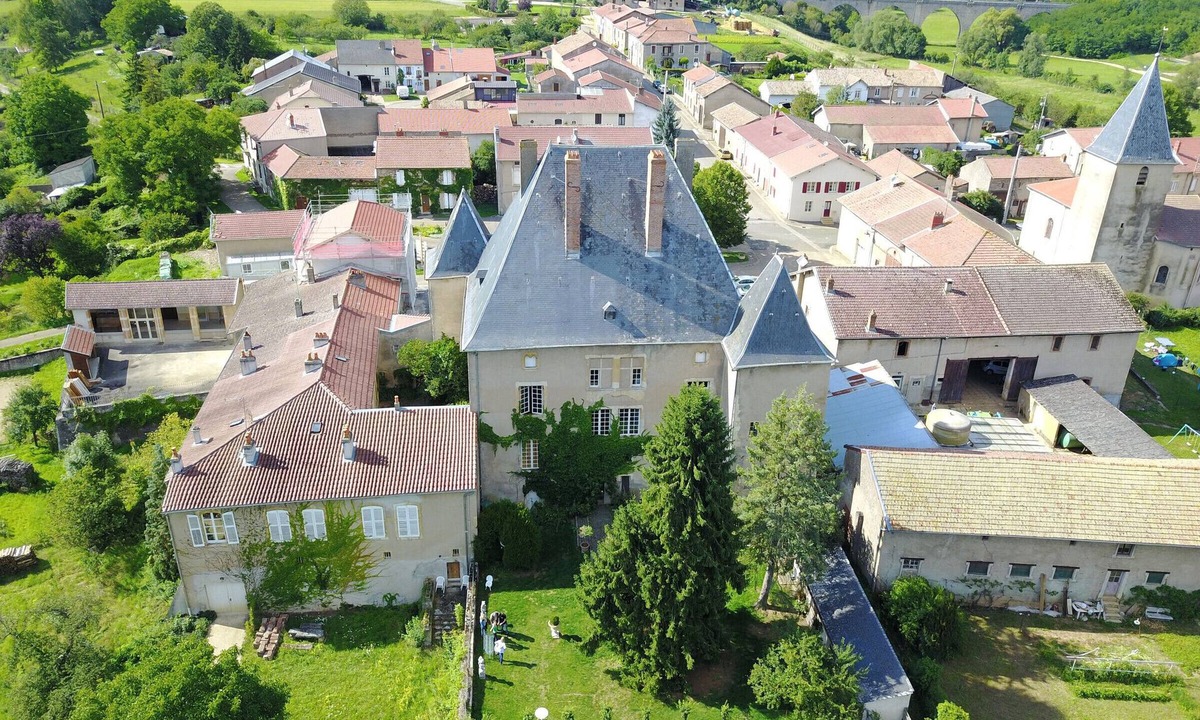 Euvezin Cottage | Elegant home at Euvezin Castle with garden and private parking