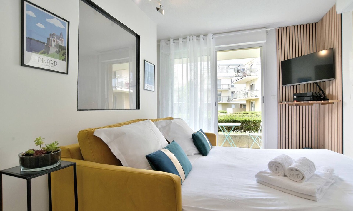 Dinan Apartment | Escapade à Dinan - Appartement avec jardin et parking privé