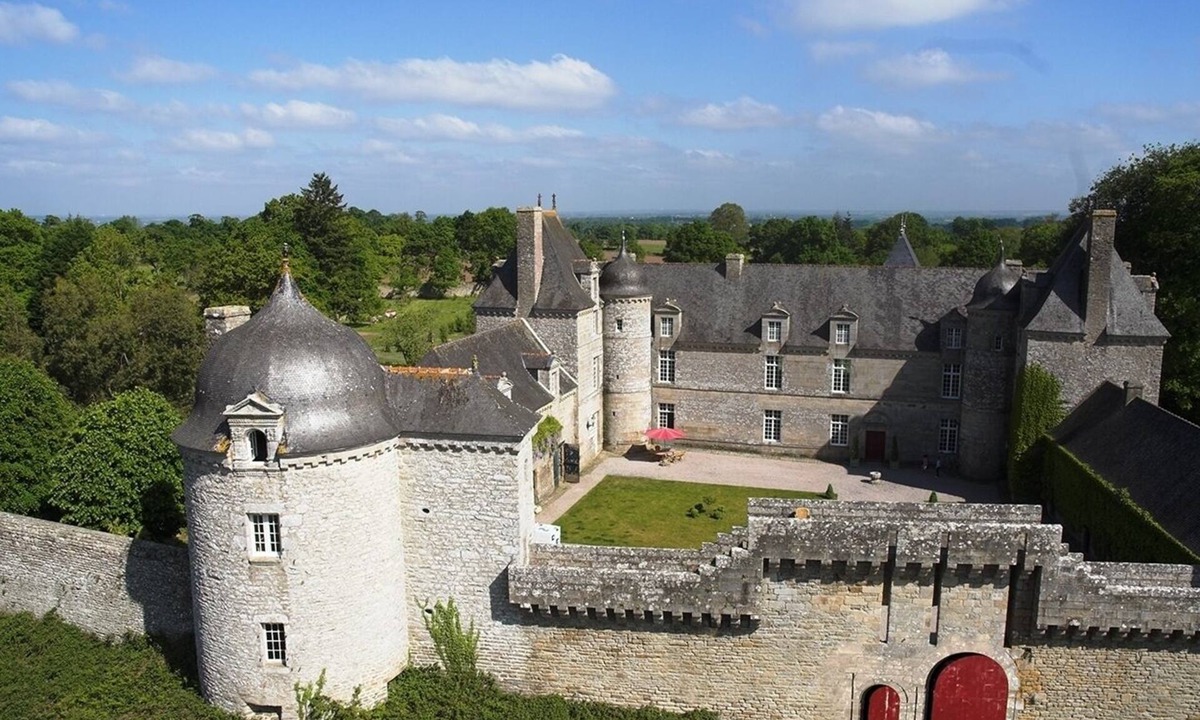 Saint-Glen Other | Exclusive suite in the castle with its own park and lake landscape
